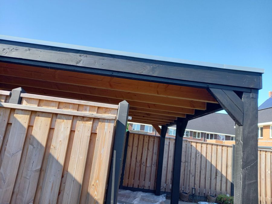 Robuuste Schuur met Overkapping in Zelhem