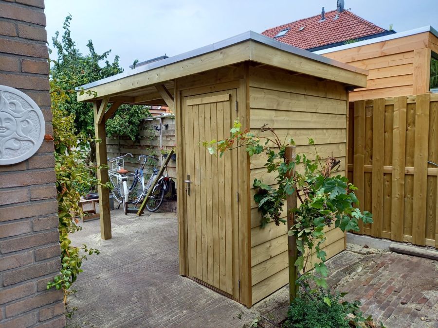 Stijlvol opgeruimd: Berging met fietsenoverkapping in Zweeds rabat