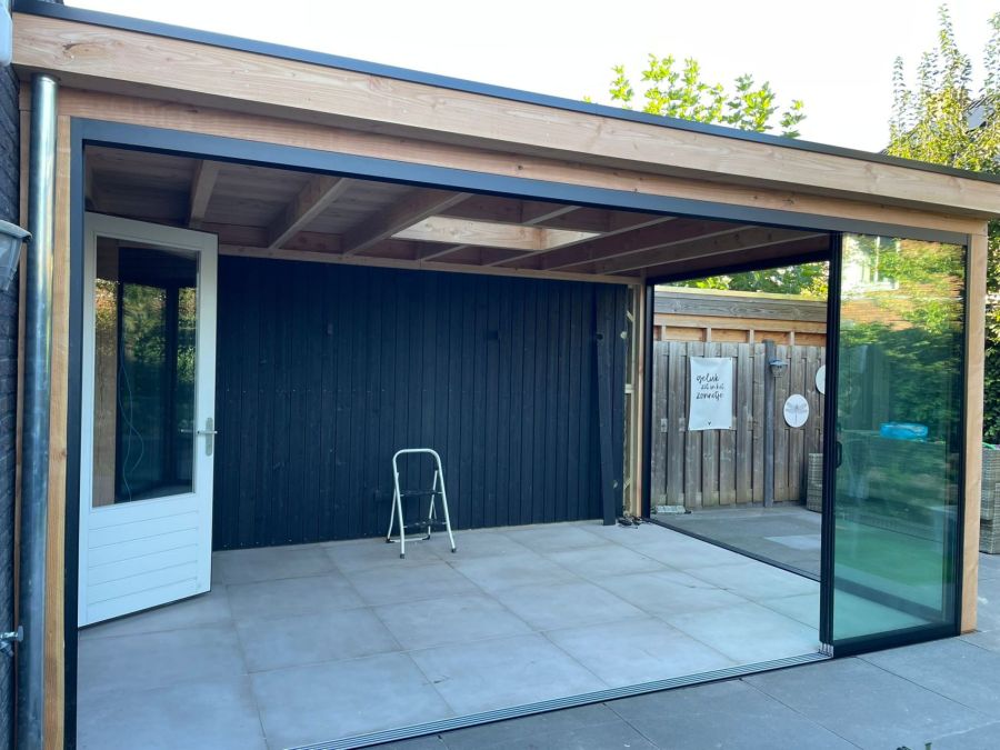 Tuinkamer Luxe in Lichtenvoorde: Douglas Platdak met Glazen Schuifdeuren