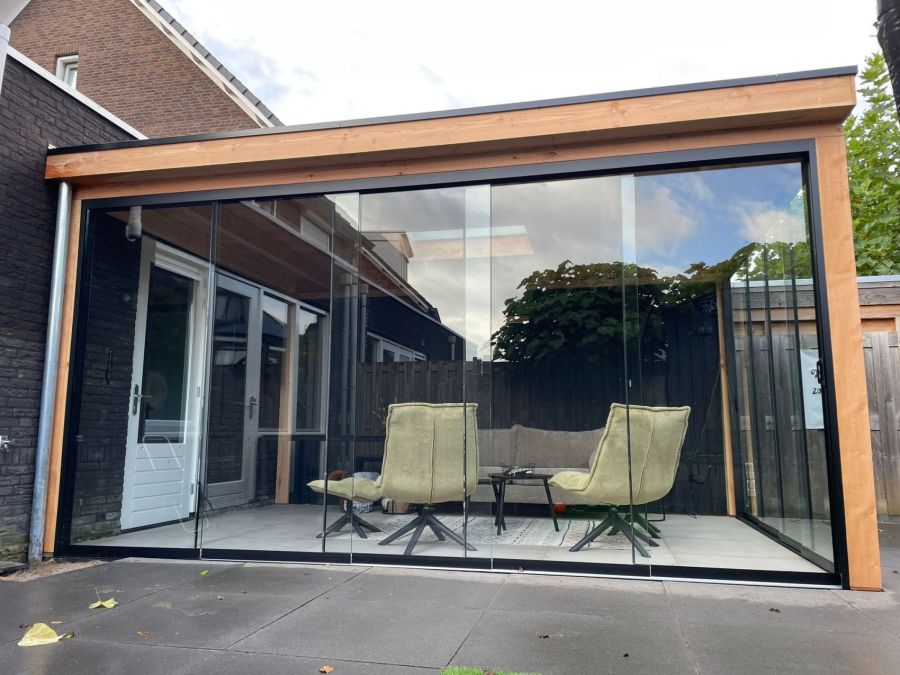 Tuinkamer Luxe in Lichtenvoorde: Douglas Platdak met Glazen Schuifdeuren