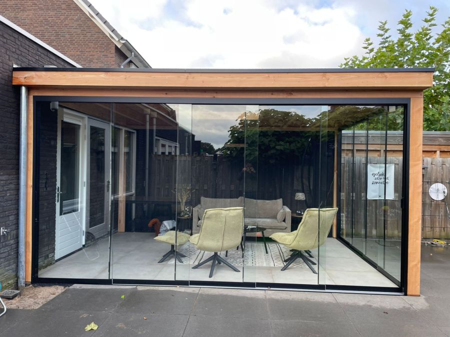 Tuinkamer Luxe in Lichtenvoorde: Douglas Platdak met Glazen Schuifdeuren