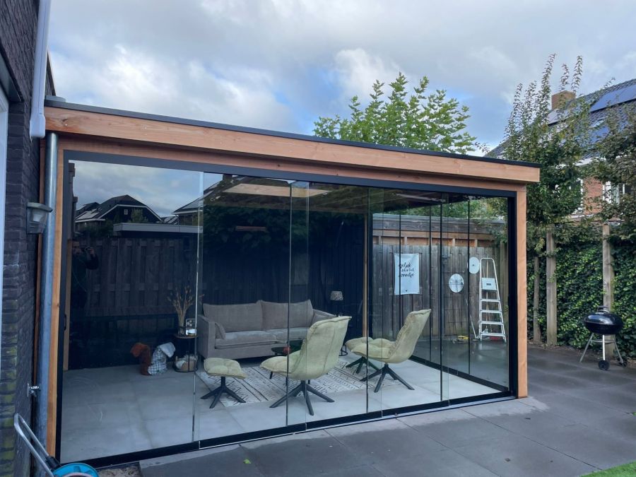 Tuinkamer Luxe in Lichtenvoorde: Douglas Platdak met Glazen Schuifdeuren