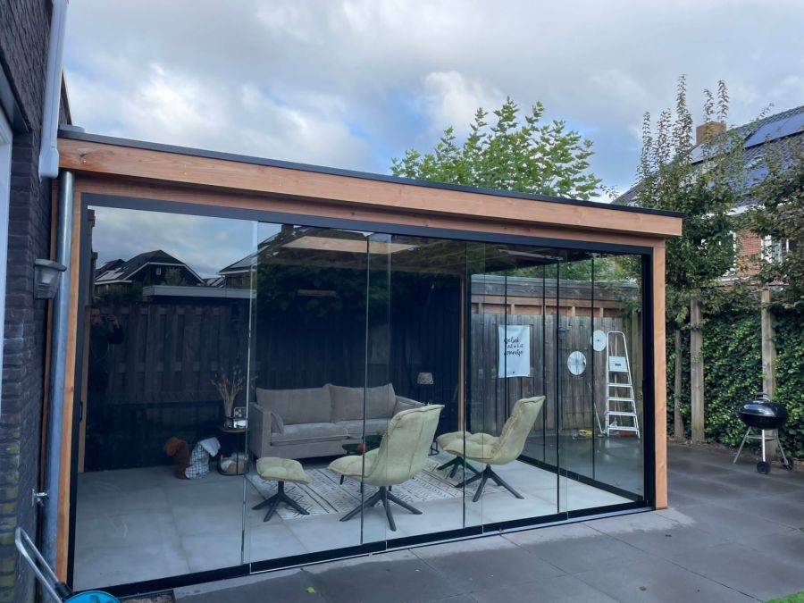 Tuinkamer Luxe in Lichtenvoorde: Douglas Platdak met Glazen Schuifdeuren