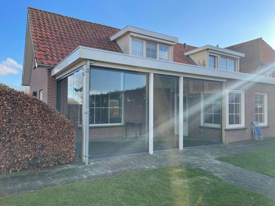 Upgrade in stijl: Luxe glazen schuifwanden voor de witte design overkapping