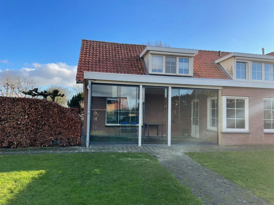 Upgrade in stijl: Luxe glazen schuifwanden voor de witte design overkapping