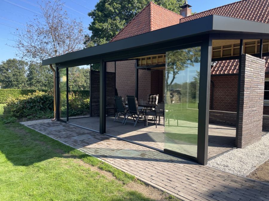 Buitenverblijf: Project Etten met Glazenschuifdeuren