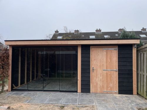 Buitenruimte in Aalten: Tuinhuis met Zwart Rabat