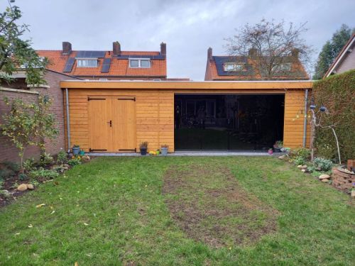 Douglas Berging en Overkapping: Luxe met Getint Glas in Doetinchem