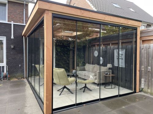 Tuinkamer Luxe in Lichtenvoorde: Douglas Platdak met Glazen Schuifdeuren