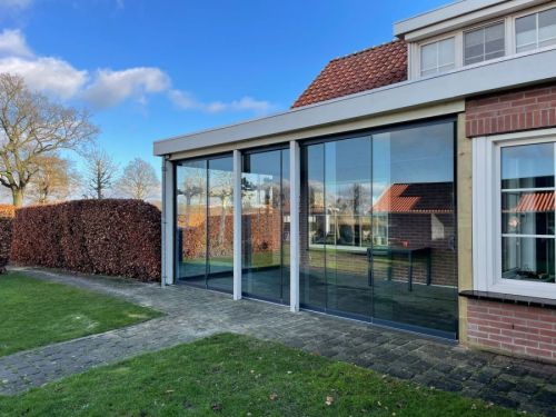 Upgrade in stijl: Luxe glazen schuifwanden voor de witte design overkapping